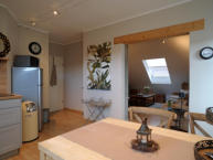 Küche mit Blick ins Wohnzimmer