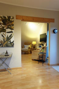 Küche mit Blick ins Wohnzimmer